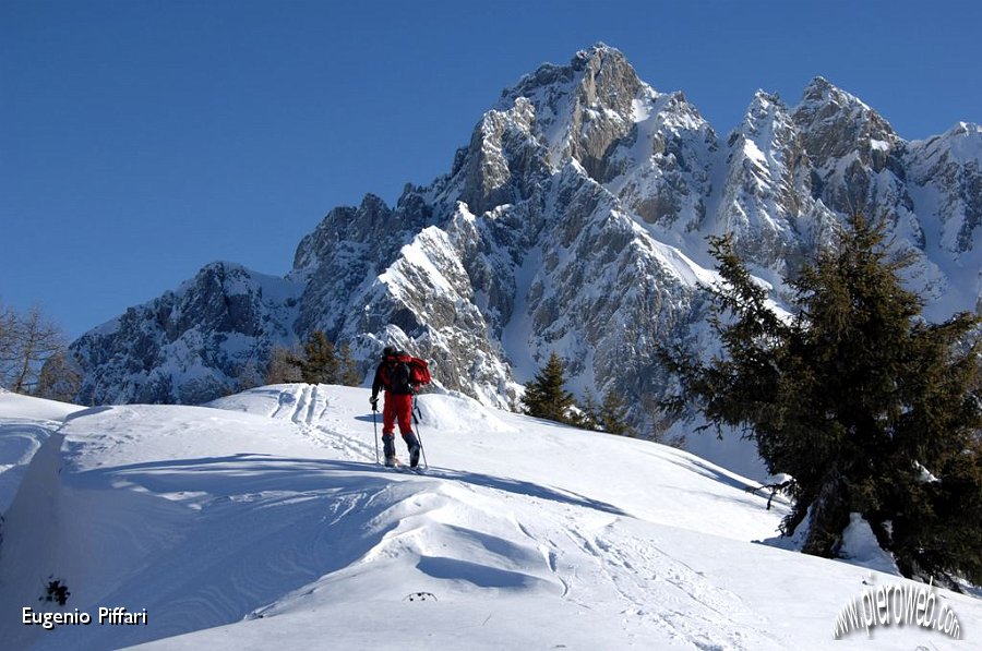 10 Stupendo pianoro sotto il P.zo Camino.JPG